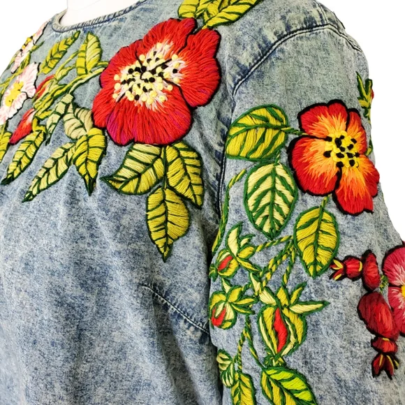Embroidered Roses Denim Top Size M - Picture 11 of 14